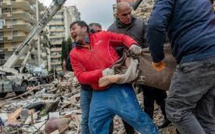 Le bilan des séismes en Turquie et Syrie dépasse 5 000 morts, l'état d'urgence déclaré