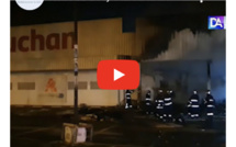 Thiès : Des jeunes brûlent deux magasins Auchan et attaquent la permanence de Massaly