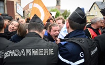 Macron copieusement... hué