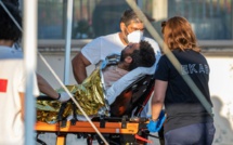 Grèce: 9 passeurs présumés arrêtées après le naufrage meurtrier d'un bateau de migrants