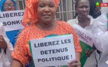 Les femmes du MOJIP appellent à la libération de tous les détenus politiques.Discours en langues nationales devant le siège d’AMENESTY INTERNATIONAL.