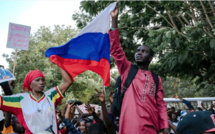Drapeaux russes à la marche pour la libération des « détenus politiques »