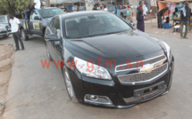 Photos -Voici les deux voitures que le président Yaya Djameh a offert à Eumeu Sène. Regardez Photos -Voici les deux voitures que le président Yaya Djameh a offert à Eumeu Sène. Regardez