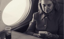 Les deux faces du cliché d'Hillary Clinton jouant à la Game Boy