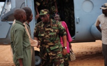 Armée Sénégalaise   Le Général Macky Sall pose des étoiles sur des galonnés