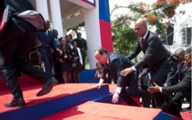 Humilié par les élèves et étudiants haïtiens, Hollande tremble et tombe sur le tapis rouge