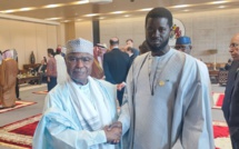 Poignée de main entre le Secrétaire général de l'OCI Hissein Brahim Taha et les Chefs d'État