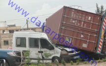 Rufisque: la voiture de police heurté par un camion (images)