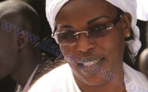 Marème Faye Sall distribue des billets pour la Mecque, à l’aéroport de Dakar