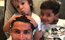 Ronaldo avec son propre enfant, avec à ses côtés, l'enfant syrien qu'il a accueilli chez lui