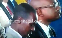 Cheikh Amar s'endort pendant le discours de Mansour Kama