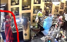 (Vidéo) elle vole un bracelet et le cache dans son slip…