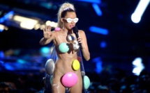 Miley Cyrus promet un concert en nu intégral, public compris
