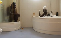 Vidéo: les deux « oustaz » à moitié nus dans la salle de bain…