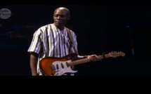 "Jimmy" Mbaye, ex soliste du Super Etoile veut-il rejoindre Waly Seck?  Comme pour lui rappeler son "ami" Youssou Ndour, le fils de Ballago reprend en "live" le fameux... "Birima"