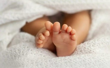 Un bébé vivant jeté dans une fosse