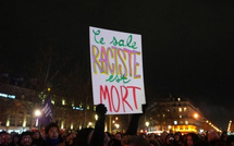 Chants. fumigènes, feux d’artifice : Des centaines de Français célèbrent la mort de Le Pen dans plusieurs villes