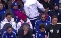 Frustré, Diego Costa jette sa chasuble sur Mourinho