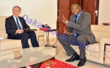 Voici deux photos individuelles de Mankeur Ndiaye et en compagnie de l'ambassadeur Zhong Jianhua,