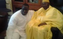 Le lutteur Yekini, en vrai "talibe" Tidiane, assis aux pieds de son marabout Serigne Abdoul Aziz Sy