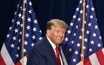 Donald Trump met les drapeaux en berne en l'honneur du pape François