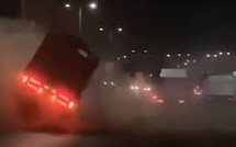 Course poursuite sur la RN1 entre deux camions : Le camion conteneur se renverse !