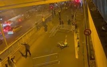 DES BARRIÈRES ET DES VÉLOS JETÉS SUR LE PÉRIPHÉRIQUE AUX ABORDS DU PARC DES PRINCES