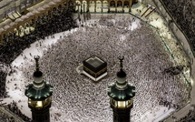 "UNE BÉNÉDICTION": LES IMAGES DU MILLION DE MUSULMANS BRAVANT LA CHALEUR À LA MECQUE POUR LE HAJJ
