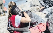 Espagne : Abdou, le migrant sénégalais devenu célèbre pour avoir embrassé une volontaire de la Croix rouge, est mort