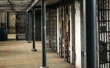 L’HOMME ARRÊTÉ DEVANT UNE MOSQUÉE AVEC UNE ARME À FEU EN PRISON