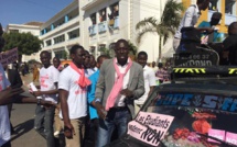 Victor Sadio Diouf du MEEL et les jeunes du front de l'opposition ratissent large à l'UCAD pour un vote  du "Non"  (images exclusives dakarposte) Victor Sadio Diouf du MEEL et les jeunes du front de l'opposition ratissent large à l'UCAD pour un vote  du "Non"  (images exclusives dakarposte)