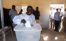 Idrissa Seck au sortir de son bureau de vote Idrissa Seck au sortir de son bureau de vote