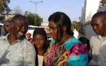 Avec une légère garde rapprochée, la Première Dame Marième Faye Sall investit le marché du "feug diaay"