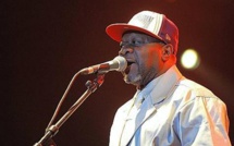 Regardez comment le chanteur Papa Wemba s'est écroulé sur scène avant de rendre l'âme! Regardez comment le chanteur Papa Wemba s'est écroulé sur scène avant de rendre l'âme!