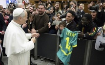 Arrêt sur image : Rome, le Pape Léon XIV reçoit un maillot des Lions du Sénégal