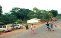 BLOCUS DE LA TRANSGAMBIENNE :  LE RÉGIME DE MACKY SALL S’ABRITE DERRIÈRE LES TRANSPORTEURS BLOCUS DE LA TRANSGAMBIENNE :  LE RÉGIME DE MACKY SALL S’ABRITE DERRIÈRE LES TRANSPORTEURS