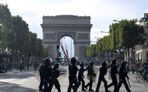 Des policiers déployés sur la place de la République à Paris