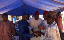 Le responsable "Apériste" Abdou Karim Sall offre un climatiseur à l'imam de la grande mosquée de MBAO