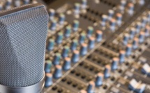 Un célèbre animateur radio surprise en flagrant délit d’adultère avec la femme d’un Iman …Ecoutez